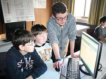 Rodion Göttle aus der Oberstufe (rechts) hilft den beiden Siebtklässlern Krenar Emini und Max Nowack (v.l.) bei den Sicherheitseinstellungen ihres Facebook-Kontos. Fotos: Schmitt