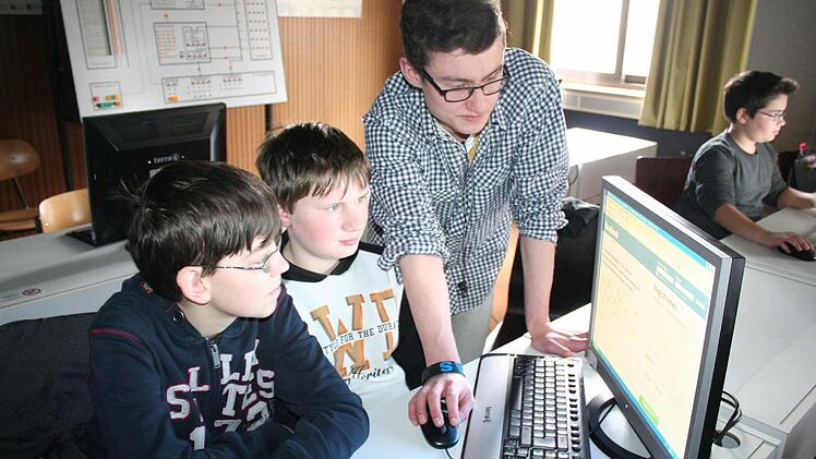 Rodion Göttle aus der Oberstufe (rechts) hilft den beiden Siebtklässlern Krenar Emini und Max Nowack (v.l.) bei den Sicherheitseinstellungen ihres Facebook-Kontos. Fotos: Schmitt