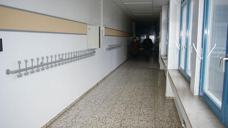 Verwaister Gang in der ehemaligen US-Schule