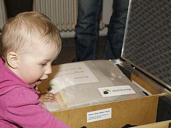 Große Faszination übte der "Wald im Koffer" auf die kleine Maja aus. Ihre Mutter Simone Peuleke studierte Forstwirtschaft und Umweltmanagement. In Fabrikschleichach ist sie als Erlebnisbäuerin aktiv und trägt zum pädagogischen Programm der Ausstellung bei. Foto: sw