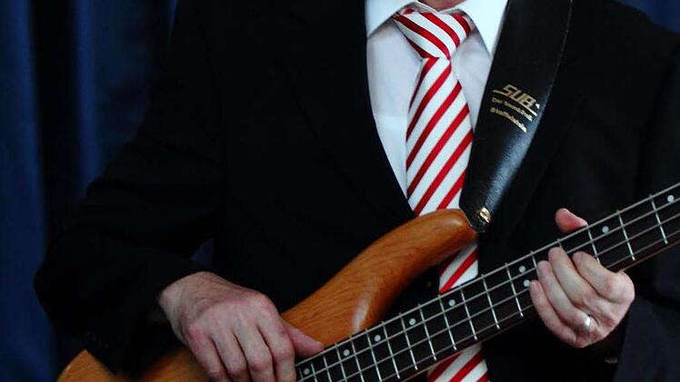 Rektor Heinz Zech greift selbst zur Gitarre, um die Absolventen gebührend zu verabschieden.