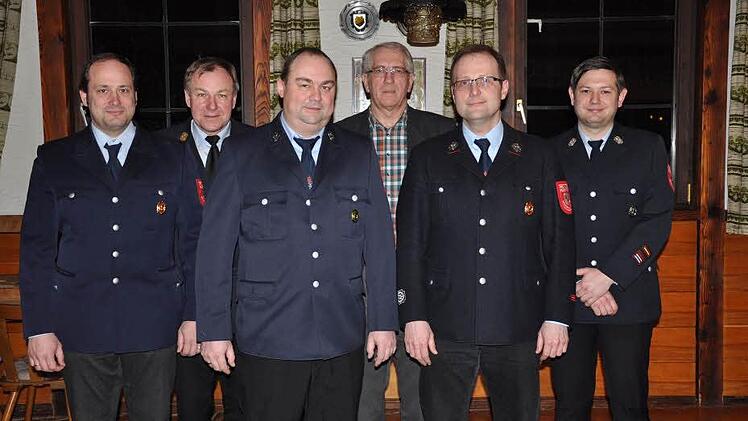 Ehrung verdienter Wehrleute: (von links) Feuerwehr-Vorsitzender Markus Terwart, Kreisbrandrat Benno Metz, Bernd Müller, Bürgermeister Anton Bauernschubert, Ronald Beck und Kommandant Dominik Englert.  Foto: Daniel Wiener
