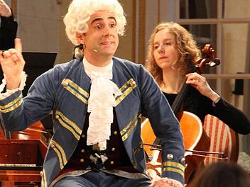 "Wolferl" - Wolfgang Amadeus Mozart - stellte die Lebensgeschichte seiner Jugend dem Nachwuchs eindrucksvoll dar. Fotos: BKO
