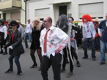 Die Stegauracher Feuerwehr ließ die Zombies tanzen. Fotos: Dieter Grams