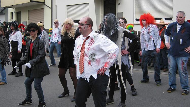 Die Stegauracher Feuerwehr ließ die Zombies tanzen. Fotos: Dieter Grams