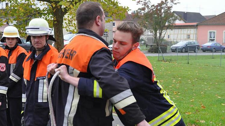 Nico Kiesel (links) und Sebastian Richler zeigen, dass sie die richtigen Knoten beherrschen.