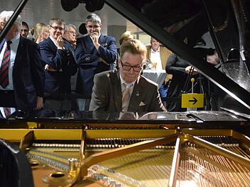 Es gehört schon zur Tradition des Neustadter Neujahrsempfangs, dass Professor Hans-Dieter Bauer zum Auftakt des Abends spielt.