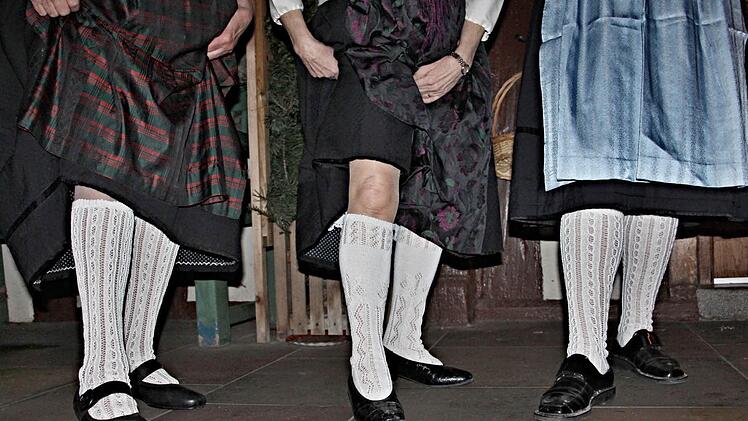 Stolz, teilweise auch etwas keck, zeigen Herta Gunsenheimer, Helga Baetz und Elvira Kunzmann ihre selbst gehäkelten Kniestrümpfe. Foto: Helmut Will