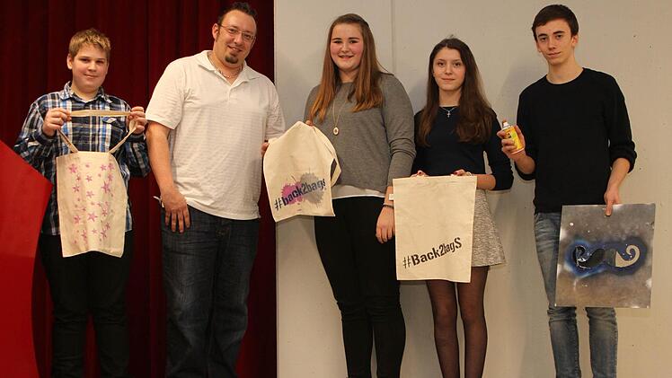 Die Produktionsabteilung überreichte dem "Wirtschaftspaten" Matthias Münch von "FinnComfort" zum Dank einige Produkte: von links Fabian Rügheimer, Matthias Münch, Vorstandsvorsitzende Annalena Benkert, Salome Helbig und Cheyn Taylor.