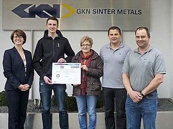 Das Team von GKN überreichte die Spende an Andrea Green von der Elterninitiative leukämie- und tumorkranker Kinder Würzburg. Unser Bild zeigt von links Personalleiterin Karin Scheiner, Ralf Wiegand, Andrea Green, Tobias Maikranz und Gerald Niebling. Foto: GKN