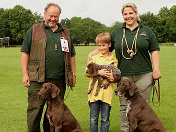 Eine richtige "Hundefamilie", von links: Pieter Roux mit "Asta vom Herrngarten", Sohn Paul sowie Beate Roux mit "KS Faros".