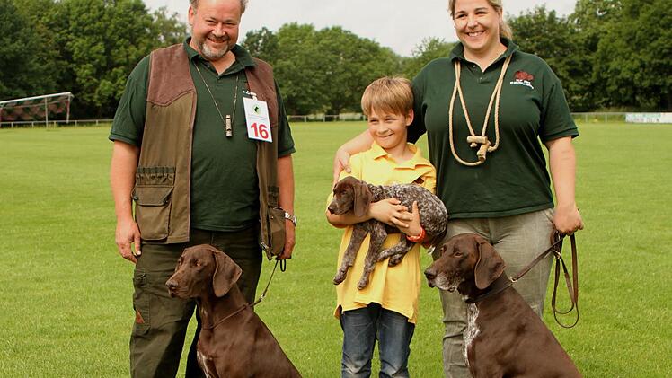 Eine richtige "Hundefamilie", von links: Pieter Roux mit "Asta vom Herrngarten", Sohn Paul sowie Beate Roux mit "KS Faros".