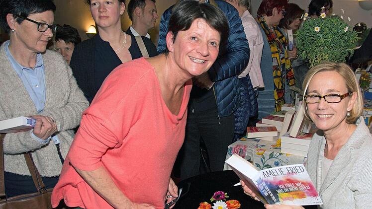 Nach ihrer Lesung und ihrem Gespräch mit dem Publikum signierte Amelie Fried (rechts) ihre Bücher. Links im Bild Gabi Finster aus Uchenhofen.