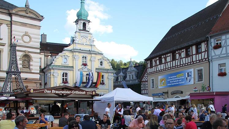 Einzelne Lücken gab es zwar noch, aber bereits um kurz vor 18 Uhr füllte sich der Marktplatz zusehends.  Foto: Andreas Schmitt