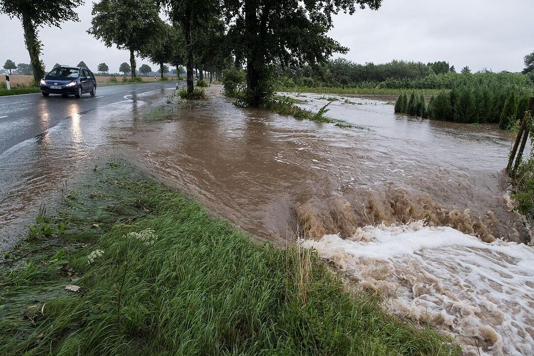 Dauerregen über Deutschland: Rettungskräfte kämpfen mit Regenmassen