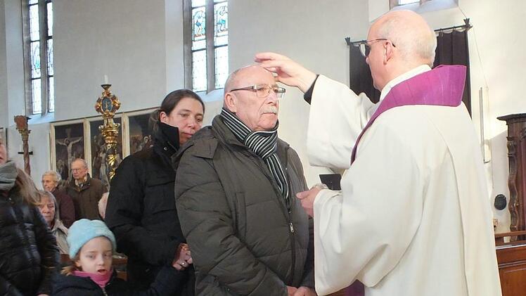 Pfarrer Helmut Hetzel zeichnete den Gläubigen ein Aschekreuz auf die Stirn. Foto: Manfred Welker