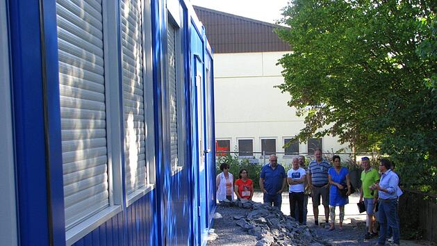 Der IBU-Ausschuss besichtigt den entstehenden Modul-Kindergarten der Gruppe "Rappelkiste". Foto: Norbert Karbach