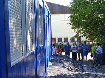 Der IBU-Ausschuss besichtigt den entstehenden Modul-Kindergarten der Gruppe "Rappelkiste". Foto: Norbert Karbach