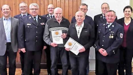 Die Geehrten Erich Hein, Walter Schenk und J&uuml;rgen Diller (F&uuml;nfter bis Siebter von links) mit Vorstandsmitgliedern und Ehreng&auml;sten der Freiwilligen Feuerwehr Seelach Foto: privat
