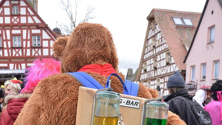 Markus zapft aus der  "Tragbar"