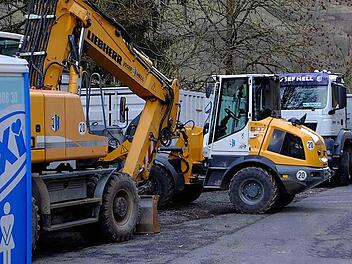 Bagger rollen ab Donnerstag auf der Staatsstraße bei Neuwirtshaus an. Symbolbild: Archiv/Gerd Schaar