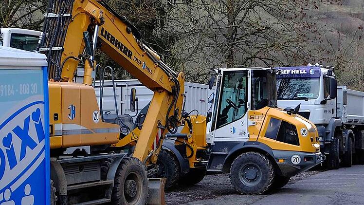 Bagger rollen ab Donnerstag auf der Staatsstraße bei Neuwirtshaus an. Symbolbild: Archiv/Gerd Schaar
