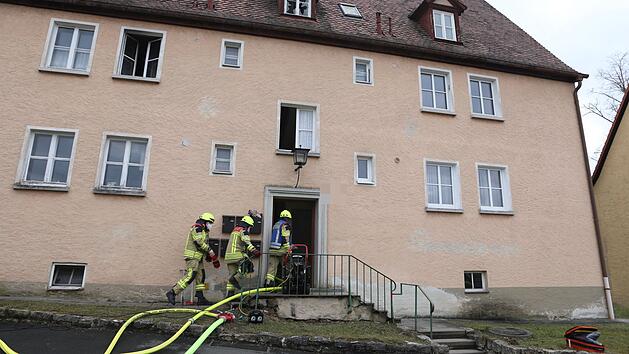 Feuer in Wohnhaus: Frau stirbt in Krankenhaus