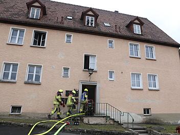 Feuer in Wohnhaus: Frau stirbt in Krankenhaus