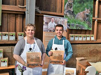 Mechthild Winheim und Tobias Möller (Hessische Verwaltung UNESCO-Biosphärenre-servat Rhön) präsentieren das neue Kochbuch.  Foto: Nadja Moalem