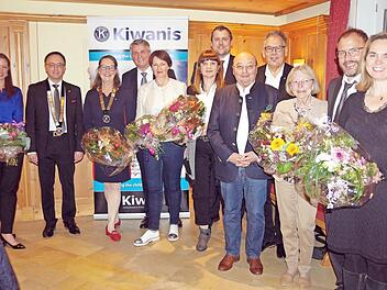 Amtswechsel beim Kiwanis-Club Kronach-Frankenwald: Wolfgang Riedel (Zweiter von links) folgt Thomas Luger (Vierter von links) als Präsident nach. Mit im Bild die Ehefrauen, die Mitglieder der Vorstands sowie Annegret Pachner aus Kulmbach, Governor des Kiwanis-Distrikts Deutschland (Dritte von links)