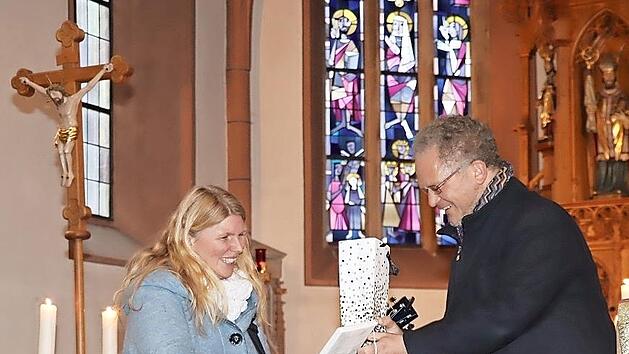 Pfarrer Lars Rebhan dankte am Ende der besinnlichen Stunde Silvia Wachter f&uuml;r ihren wunderbaren Gesang.