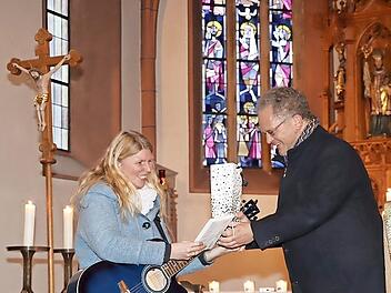 Pfarrer Lars Rebhan dankte am Ende der besinnlichen Stunde Silvia Wachter für ihren wunderbaren Gesang.