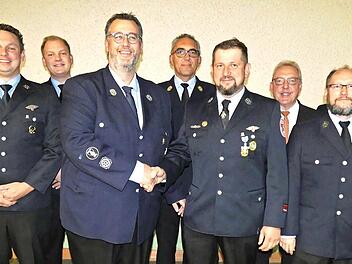 Nach 17 Jahren &uuml;bergab Bj&ouml;rn Sommerer (links im Vordergrund) sein Amt als Vereinsvorsitzender an Tobias Schirmer. Dahinter der neu gew&auml;hlte Vorstand mit B&uuml;rgermeister Harald H&uuml;bner und Kreisbrandinspektor Siegfried Zillig