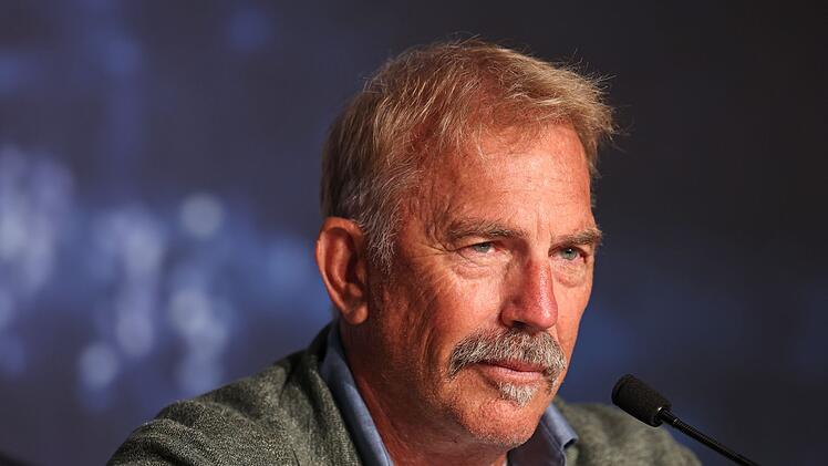 Kevin Costner ließ die Anschuldigungen einer Stuntfrau zurückweisen.