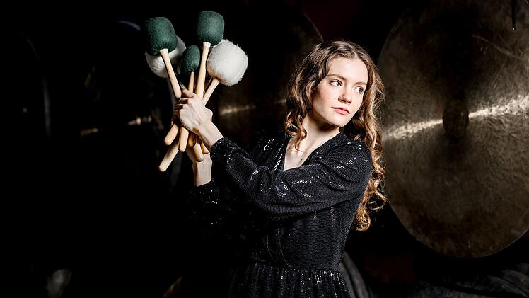 Die Perkussionistin Ad&eacute;la&iuml;de Ferri&egrave;re spr&uuml;ht bei Fazil Says virtuosem Schlagzeugkonzert, das urspr&uuml;nglich f&uuml;r Martin Grubinger komponiert wurde, vor Energie.