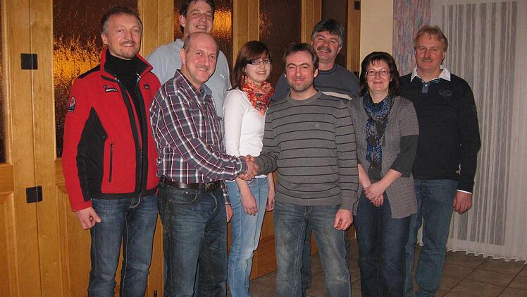Hans Krämer (2. v. l.) gratuliert seinem Nachfolger Friedrich Schierer zur Wahl. Zum Führungsteam gehören Martin Vaas, Friedrich Hack, Christina Dietsch, Klaus Dietsch, Heidi Rippel und Hermann Rippel (hinten v. l.).