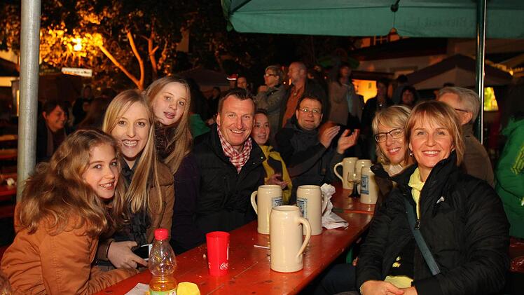 Dicke Jacken waren Pflicht zum Feiern auf dem Herzogenauracher Altstadtfest.  Fotos: Andreas Brandl