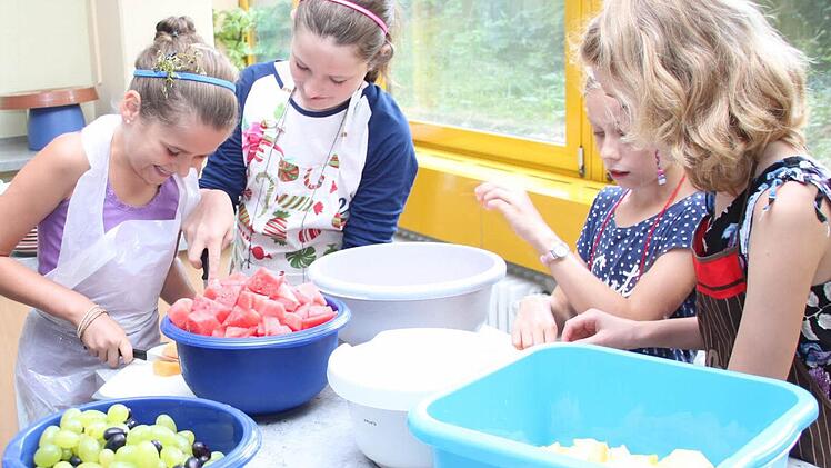 Fleißig schnippeln die vier Mädels in der Küche Obst für den Nachtisch.