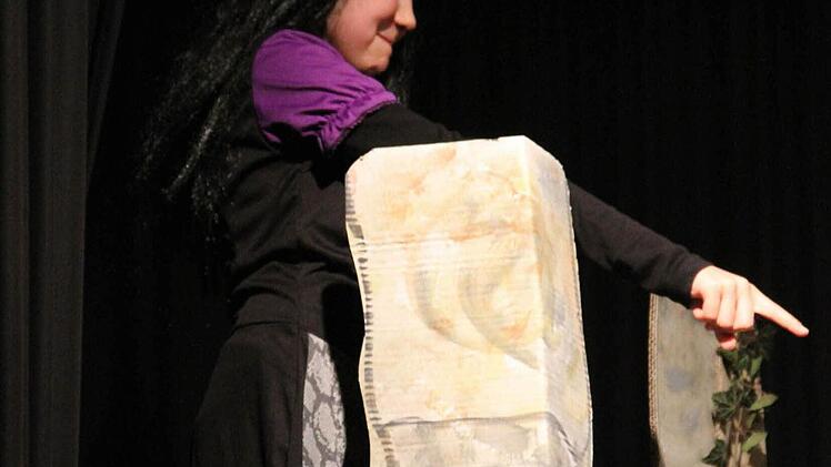 Als böse Fee Donatella spricht Jasmin Bergmann jenen Fluch aus, der den gesamten Hofstaat in einen hundertjährigen Schlaf versetzt.