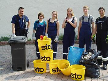 Die Müllsammler der Feuerwehr waren unter anderem in Euerdorf unterwegs. Unser Bild zeigt (von links) Jugendwart Michael Fell, Rebecca Vormwald, Madlen Schneider, Sandra Gigla, Fabian Kramer und Marlon Zoll. Foto: Doris Bauer