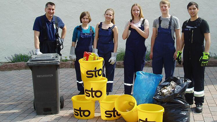 Die Müllsammler der Feuerwehr waren unter anderem in Euerdorf unterwegs. Unser Bild zeigt (von links) Jugendwart Michael Fell, Rebecca Vormwald, Madlen Schneider, Sandra Gigla, Fabian Kramer und Marlon Zoll. Foto: Doris Bauer