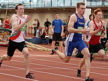 Dritter über 60 Meter in 7,03 Sekunden: Nick Przeliorz (rechts) hinter Felix Straub (Mitte/6,90) und Aleksandar Askovic (6,98). Foto: Theo Kiefner