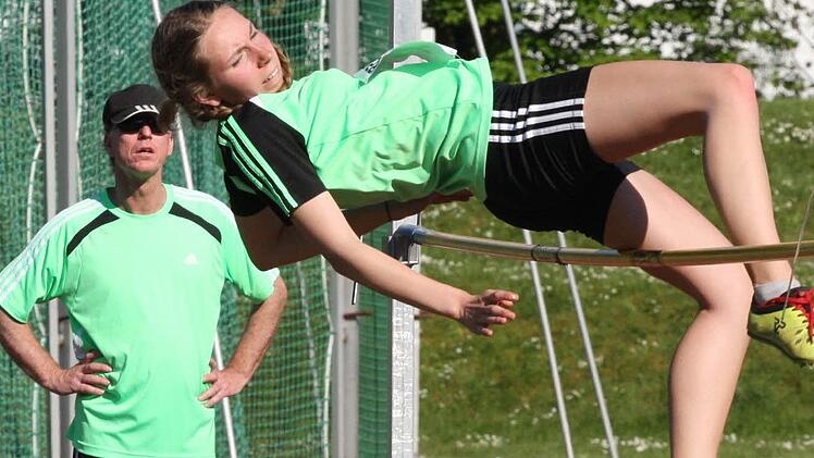 Vier Einzelsiege in der Altersklasse W13 sicherte sich Elisa Eich vom TV DJK Hammelburg, die bei ihrem Sieg im Hochsprung ganz genau von Trainer Heiko Schmitt beäugt wird.