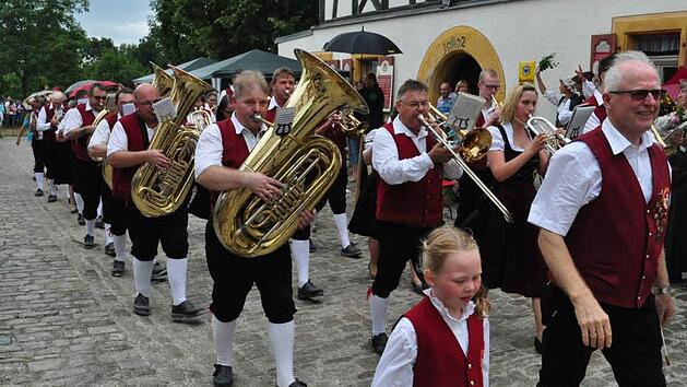 Die Blasmusik Kraisdorf beim Festzug im Freilandmuseum, rechts Dirigent Gerhard Eller. Fotos: Simon Albrecht