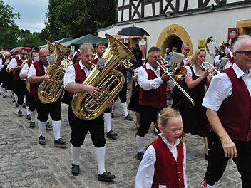 Die Blasmusik Kraisdorf beim Festzug im Freilandmuseum, rechts Dirigent Gerhard Eller. Fotos: Simon Albrecht