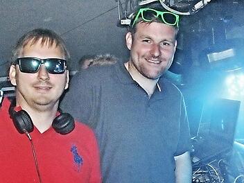 Bürgermeister Wolfram Thein aus Maroldsweisach (links) und Bürgermeister Martin Mittag aus Seßlach enterten beim SV Hafenpreppach für eine Benefiz-Aktion die DJ-Bühne.  Fotos: Helmut Will