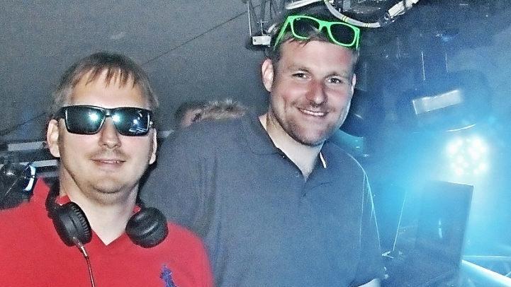 Bürgermeister Wolfram Thein aus Maroldsweisach (links) und Bürgermeister Martin Mittag aus Seßlach enterten beim SV Hafenpreppach für eine Benefiz-Aktion die DJ-Bühne.  Fotos: Helmut Will