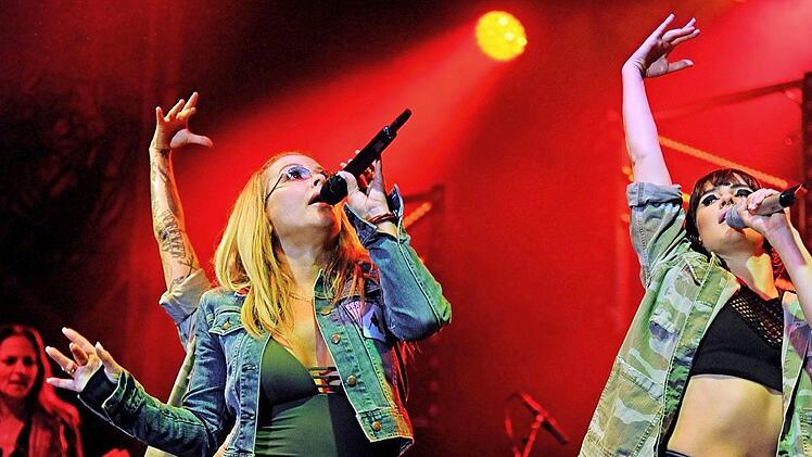 Flehen gen Himmel? Trotz des Regens zog Anastacia am Dienstagabend eine fulminante Show von Weltformat ab. Foto: Helmut Ölschlegel