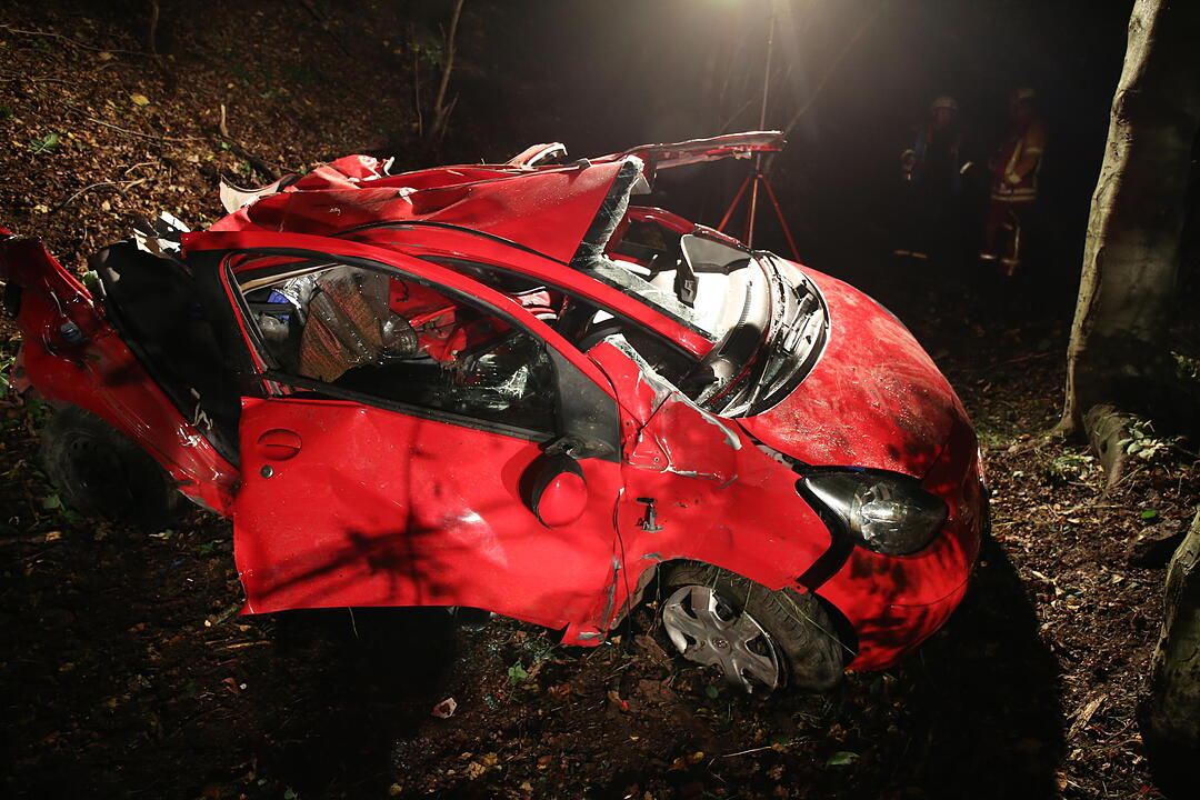 Auto überschlägt sich ab B289 bei Kauerndorf