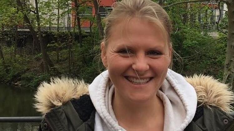 Janina (31), Verwaltungsbetriebswirtin:"Generell finde ich die Nutzung im Straßenverkehr gar nicht gut, aber als Navigationsgerät ist es schon sinnvoll."